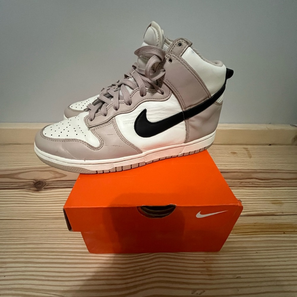 🎀woman’s NIKE dunks high🎀